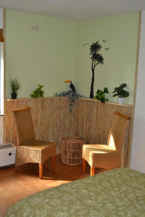 En Chapoisie Bed & Breakfast Ciney Exterior foto